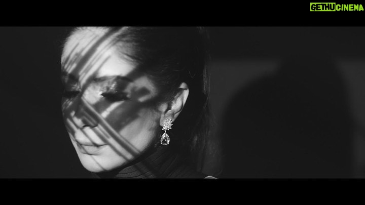 Mona Zaki Instagram - نمرة اتنين .. مشروع درامي مختلف هتشوفوه قريب على منصة شاهد @shahid.vod @producersfilms #nemra_etnien Styled by @maigalal Dress @villababoushka @flarepr Make-up by @monagamalofficial Hair by @alsagheersalons @shady_hair_stylist