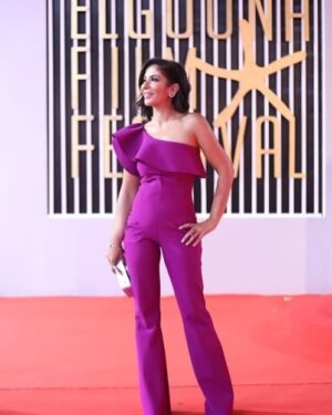 Mona Zaki Instagram - مبروك المخرج أمجد أبو العلا فيلم ستموت في العشرين يؤكد على أن السينما السودانية تفرض نفسها على الساحة الفنية، اتبسط اني اتفرجت عليه
Stylist @maigalal 
Jumpsuit @chiarabonilapetiterobe 
Jewellery @carlojoaillier 
Bag @sarahsbag 
Make up @sorayashawky 
Hair @ashour_201__hair_styilst 
Photographers @hamedz199 @norayoussef_photography