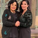 Mona Zaki Instagram - انتظرونا اليوم الساعة ١١ مساءً مع صاحبة السعادة علي @dmctv.eg @sahibetalsaadadmc @essyounis Styled by @maigalal Full look @majeparis @dstoreegypt Make up @kikibeautique Hair @mahmoud_hair_stylist