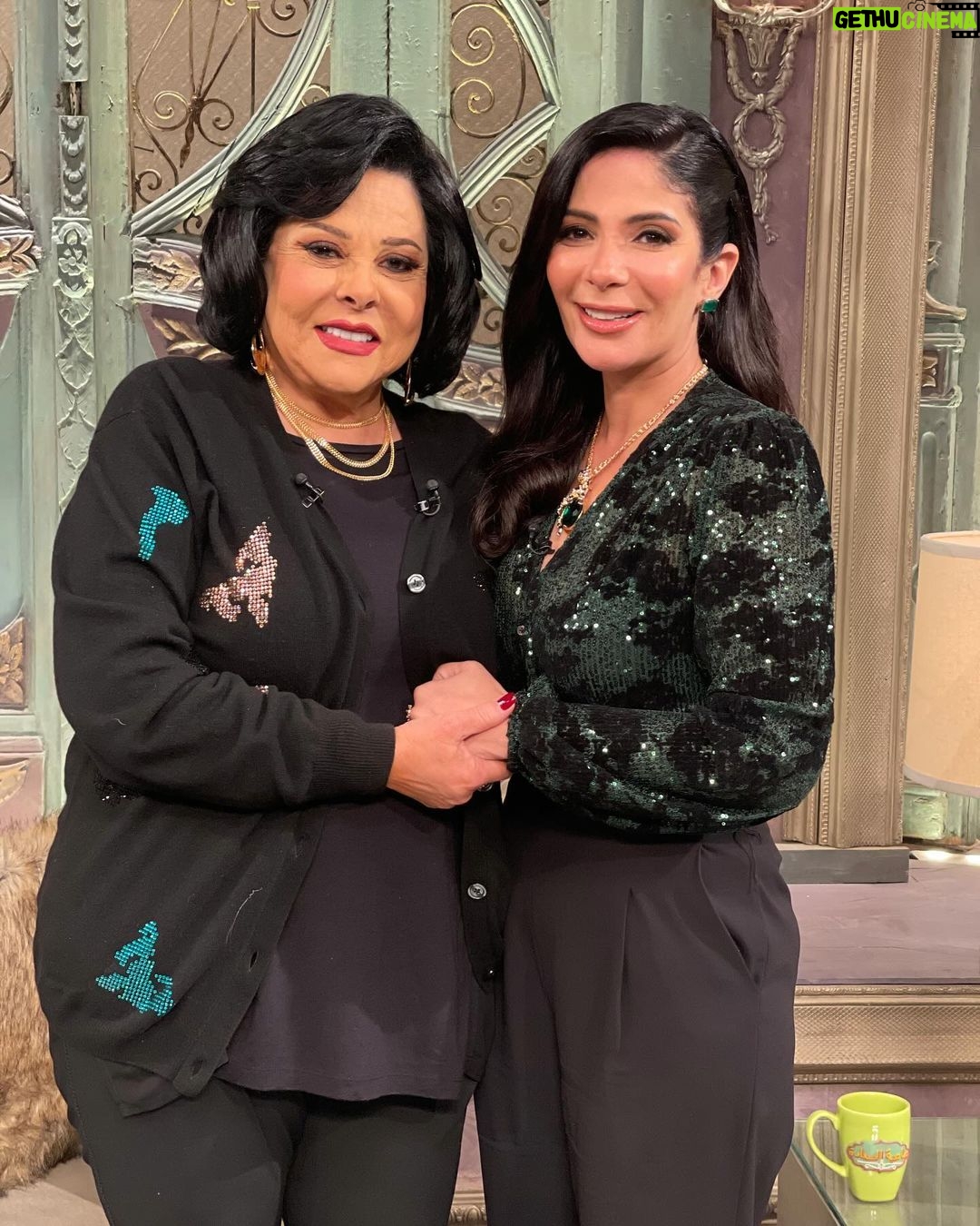 Mona Zaki Instagram - انتظرونا اليوم الساعة ١١ مساءً مع صاحبة السعادة علي @dmctv.eg @sahibetalsaadadmc @essyounis Styled by @maigalal Full look @majeparis @dstoreegypt Make up @kikibeautique Hair @mahmoud_hair_stylist