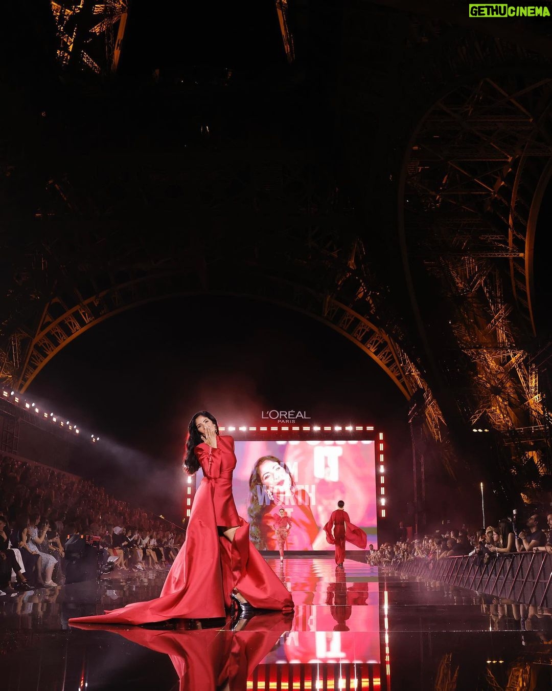 Mona Zaki Instagram - L’Oreal Paris Defile @lorealparis It was a very special day for me And you all made it extra special with all your encouragement and support ♥️♥️ Thank you 🙏🙏 A Glamorous Night Indeed ♥️ #PFW#loreal #womenofworth #parisfashionweek