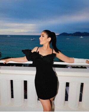 Mona Zaki Instagram - Hello Cannes 🇫🇷 
@lorealparis 

Stylist: @cedrichaddad 
Dress: @jacquemus @netaporter 
Shoes: @rogervivier 
Makeup: @delphine.ehrhart 
Hair: @antoinewauquier 
Photographer: @karlphotography