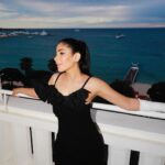 Mona Zaki Instagram - Hello Cannes 🇫🇷 @lorealparis Stylist: @cedrichaddad Dress: @jacquemus @netaporter Shoes: @rogervivier Makeup: @delphine.ehrhart Hair: @antoinewauquier Photographer: @karlphotography Hotel Martinez