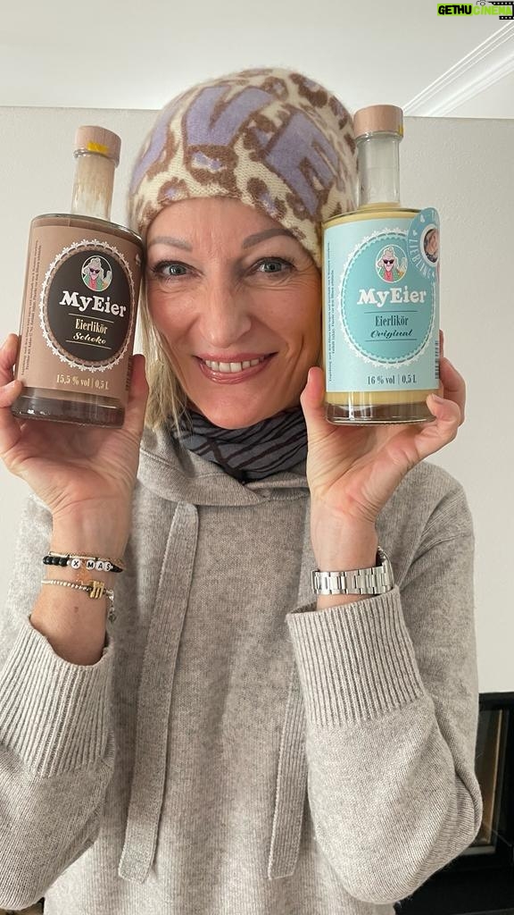 Monika Gruber Instagram - ♦️Beendet♦️ ‼️Gewinnspiel‼️Gewinnt 2 x 2 Flaschen Eierlikör von MyEier, indem Ihr folgende Frage richtig beantwortet: Wer hat mir zum ersten Mal Eierlikör gegeben? Kommentiert Eure Antwort unter diesem Video und mit etwas Glück gehören die Flascherl bald zwei von Euch! Die Teilnahme gilt nur für natürliche Personen, die das 18. Lebensjahr vollendet haben und ist nur innerhalb Deutschlands möglich, das Gewinnspiel läuft vom 09.12.2023 19:30 Uhr bis zum 10.12.2023 18 Uhr. Die Gewinnerin/der Gewinner wird per Zufallsprinzip ermittelt (Voraussetzung ist die richtige Antwort) und über Instagram-Direktnachricht benachrichtigt. Falls sich die Gewinnerin/der Gewinner nicht innerhalb von 48 Stunden meldet, wird erneut gelost. Diese Verlosung steht in keiner Verbindung zu Instagram und wird in keiner Weise von Instagram gesponsert, unterstützt oder organisiert.