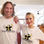 Monika Gruber Instagram - Das 2020 Koa-Wiesn-Shirt für einen guten Zweck! Gezeichnet von Dieter Hanitzsch. Der Reinerlös geht an die Münchner Tafel und an den Verein “Ein Herz für Rentner e.V.” Den Link findet Ihr in meiner Bio! #einherzfuerrentner #werbung #münchnertafel Munich, Germany