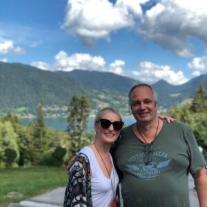 Monika Gruber Instagram - Im wunderschönen @freihausbrenner am Tegernsee beim Mittagessen mit meinem lieben Spezl Thomas, der mit Blick auf die herrliche Landschaft meinte: „Da hat Gott Überstunden gemacht!“ 😊
•
•
•
#werbung #monikagruber #tegernsee #bayern #freihausbrenner #badwiessee