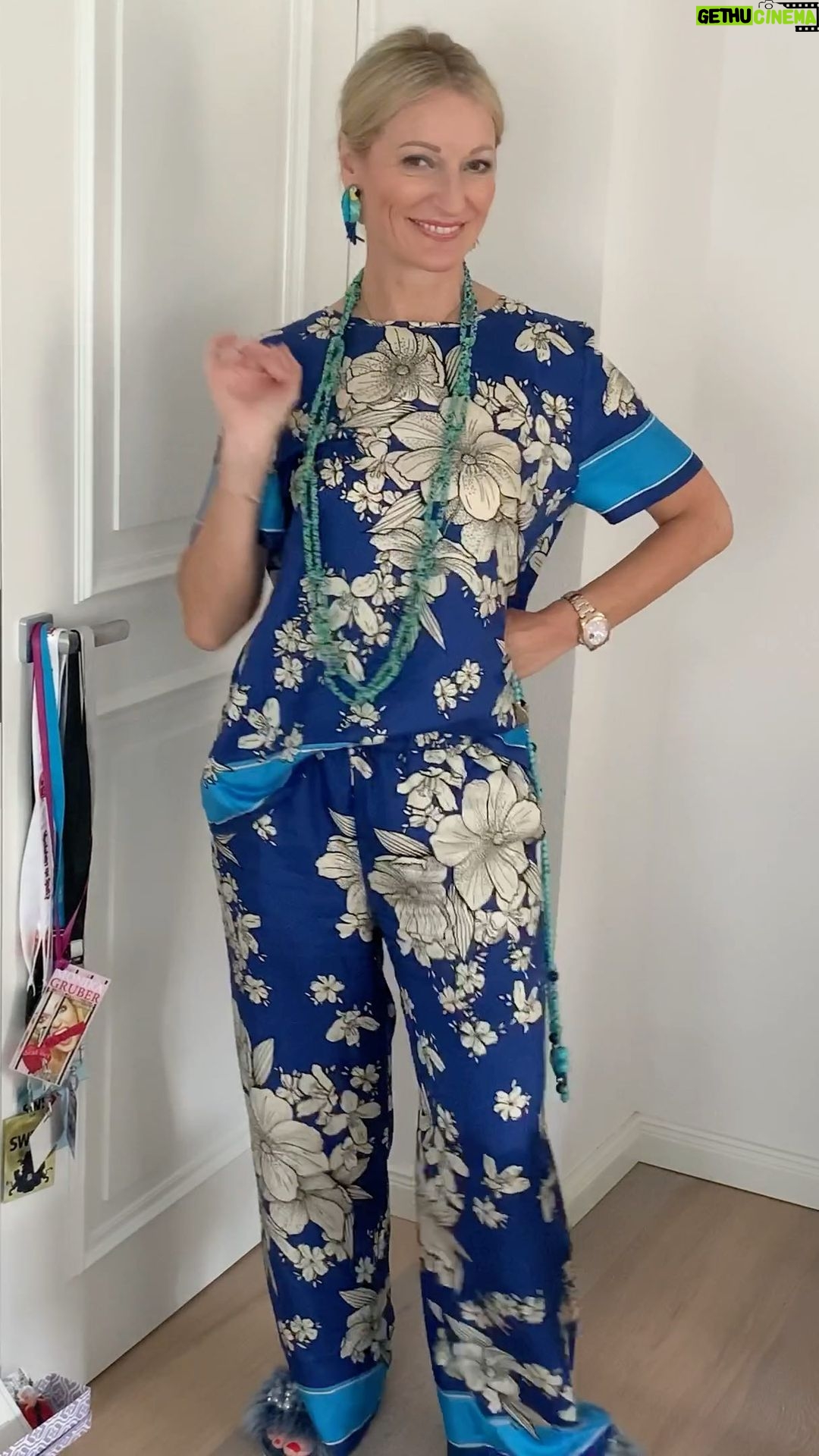 Monika Gruber Instagram - Weil ich oft gefragt werde, wo ich meine Outfits herhab... #werbung #anzeige @parosh_official @myelisacom @aybi_aysenbitzer @kennelundschmenger