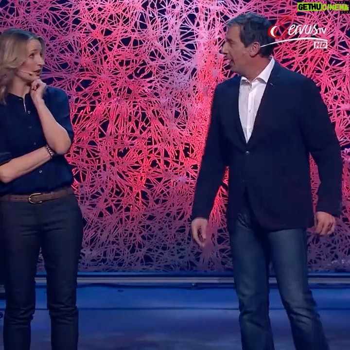 Monika Gruber Instagram - „Küss die Hand", das Duo-Programm von Viktor Gernot und mir, läuft heute (14.03.) um 20:15 Uhr auf @servustv. Diesmal auch in Deutschland! 🤗