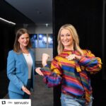 Monika Gruber Instagram - #Repost @servustv ・・・ Hysterie und Angst sind selten ein guter Ratgeber. Doch eine fruchtbare Diskussion über die Maßnahmen und Auswirkungen der Corona-Krise scheint oft nicht mehr möglich. 📺 Ansteckend ehrlich - Wie die Corona-Krise unsere Gesellschaft spaltet 📅 Montag, 26.10. ⏰ ab 18.35 Uhr bei #ServusTV Österreich 🇦🇹 und am 01.11. ab 16.55 Uhr bei ServusTV Deutschland🇩🇪 Abrufbar in der Servus Mediathek. #EinfachGutFernsehen Foto: ServusTV / Marco Riebler