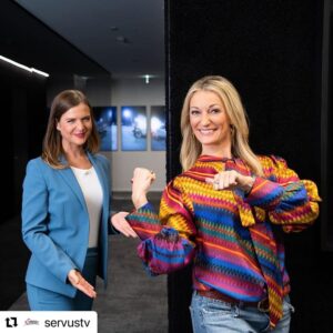Monika Gruber Instagram - #Repost @servustv 
・・・
Hysterie und Angst sind selten ein guter Ratgeber. Doch eine fruchtbare Diskussion über die Maßnahmen und Auswirkungen der Corona-Krise scheint oft nicht mehr möglich. 
📺 Ansteckend ehrlich - Wie die Corona-Krise unsere Gesellschaft spaltet
📅 Montag, 26.10. ⏰ ab 18.35 Uhr bei #ServusTV Österreich 🇦🇹 und am 01.11. ab 16.55 Uhr bei ServusTV Deutschland🇩🇪 Abrufbar in der Servus Mediathek. #EinfachGutFernsehen  Foto: ServusTV / Marco Riebler