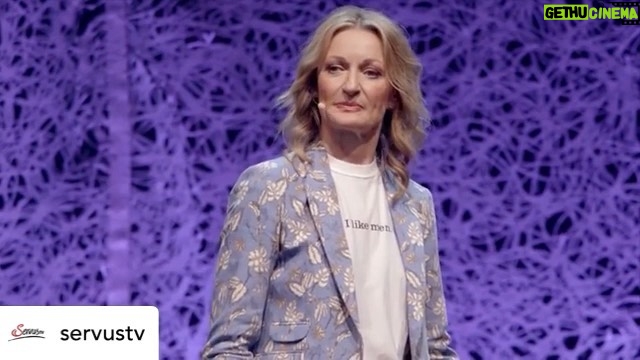 Monika Gruber Instagram - Heut um 20:15 Uhr auf @servustv! Seids dabei? 🤗 • • • #monikagruber #servustv #wahnsinn #kabarett #comedy #bayern #monikagruberlive #erding #beziehung #comedian #münchen #salzburg #österreich #werbung