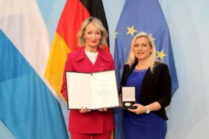 Monika Gruber Instagram - Ich habe heute Morgen von Frau Staatsministerin, Melanie Huml, zusammen mit sechs anderen Preisträgern die Medaille für besondere Verdienste um Bayern in Europa und in der Welt verliehen bekommen. Eine große Ehre! Dafür herzlichen Dank! (Ich hab kurz überlegt, ob man mich mit Monika Hohlmeier verwechselt hat, deshalb schnappte ich mir schnell die Medaille und bin einfach nur gerannt…..)😉
Bilder: Bayerische Staatskanzlei