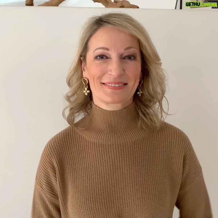 Monika Gruber Instagram - Neues aus der Kategorie „So vui kon I gar ned saufa, dass I mi ned aufregen muass.“ • • • • #monikagruber #kabarett #comedy #satire #mariodraghi #bundesverdienstkreuz #ezb #skandal #bayern #münchen #erding #wahnsinn #davos Erding, Germany