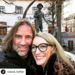 Monika Gruber Instagram - Ois ned so einfach mit dem Karl. Bis der moi Zeit hod... • • #rolandhefter #monikagruber #kabarett #wahnsinn #müchen #bayern #viktualienmarkt #karlvalentin Viktualienmarkt