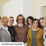 Monika Gruber Instagram - Ich hab irgendwo mal gelesen: "Der Wert einer Gesellschaft mißt sich daran, wie mit den Alten umgegangen wird." Und ehrlich gesagt, da schauts in einem eigentlich reichen Land wie Deutschland ganz schön duster aus, denn alte Menschen haben nun mal - auch politisch unsinnigerweise so gewollt - keine grosse Lobby. Deshalb unterstütze ich seit Jahren den Verein @lichtblickseniorenhilfe, gegründet von der grossartigen Lydia Staltner (auf dem Photo die Zweite von links), die mit ihrem wunderbaren Team so viel für alte, kranke und hilflose Menschen tut. I daad sogn: Bevor Ihr Herrn Amazon noch mehr Geld in den Rachen schmeißt, das er übrigens - auch politisch so gewollt - in Deutschland nicht zu versteuern braucht, haltet doch bitte in der Geschenkeschlacht kurz inne und schaugts, ob Ihr nicht a bissl was für hilfsbedürftige Senioren in Bayern spenden könntet. Und: Auch eine kleine Spende ist eine grosse Geste für diejenigen, die es brauchen! #monikagruber #lichtblickseniorenhilfe #gemeinsamgegenaltersarmut #altersarmut #lichtblickbotschafter #engagement Munich, Germany