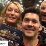 Monika Gruber Instagram - Ja is denn scho wieda Weihnachten? 🎄 An alle, die ihre Weihnachtsgeschenke heuer nicht auf den letzten Drücker kaufen wollen: Holt euch jetzt „meiWeihnachtsplattn - Bayerische Musik für den guten Zweck“ (Limited Edition) mit Künstlern wie @monika.gruber.official, Bernhard „Fleischi“ Fleischmann, @deschowieda, @willyastor und vielen mehr. 😍 Der gute Zweck, dem meiWEIHNACHTSPLATTN dient, ist die Förderung von bayerischer Kunst, Kultur und Mundart. Wir haben noch viel vor in den nächsten Jahren und stecken jeden Euro in die Erhaltung unserer bayerischen Traditionen und vor allem unseres bayerischen Dialekts. Zu kaufen gibts die Weihnachtsplattn hier: 🛒 im Handel: Kaufland, Real und Edeka (ab 6. Dezember) 🌐 im Web: http://www.meiverein.de/meiweihnachtsplattn 🎧 zum Download und Streamen: https://bit.ly/37KyKxC #werbung #meiverein #bayern #bayernliebe #bavaria #kunst #kultur #tradition #mundart #dialekt #heimat #weissblau #musik #cd #meiweihnachtsplattn #weihnachten #geschenk #weihnachtsgeschenk #geschenkidee #nursolangedervorratreicht