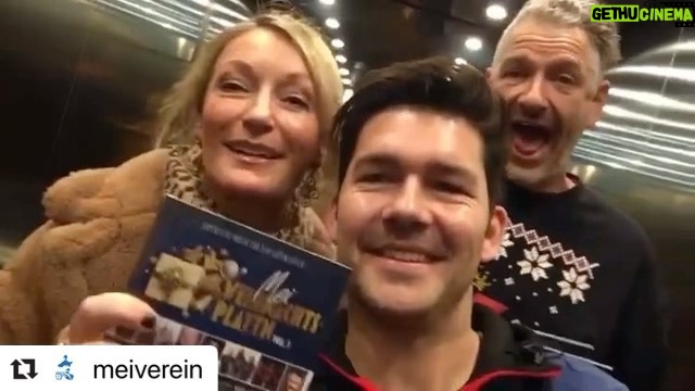 Monika Gruber Instagram - Ja is denn scho wieda Weihnachten? 🎄 An alle, die ihre Weihnachtsgeschenke heuer nicht auf den letzten Drücker kaufen wollen: Holt euch jetzt „meiWeihnachtsplattn - Bayerische Musik für den guten Zweck“ (Limited Edition) mit Künstlern wie @monika.gruber.official, Bernhard „Fleischi“ Fleischmann, @deschowieda, @willyastor und vielen mehr. 😍 Der gute Zweck, dem meiWEIHNACHTSPLATTN dient, ist die Förderung von bayerischer Kunst, Kultur und Mundart. Wir haben noch viel vor in den nächsten Jahren und stecken jeden Euro in die Erhaltung unserer bayerischen Traditionen und vor allem unseres bayerischen Dialekts. Zu kaufen gibts die Weihnachtsplattn hier: 🛒 im Handel: Kaufland, Real und Edeka (ab 6. Dezember) 🌐 im Web: http://www.meiverein.de/meiweihnachtsplattn 🎧 zum Download und Streamen: https://bit.ly/37KyKxC #werbung #meiverein #bayern #bayernliebe #bavaria #kunst #kultur #tradition #mundart #dialekt #heimat #weissblau #musik #cd #meiweihnachtsplattn #weihnachten #geschenk #weihnachtsgeschenk #geschenkidee #nursolangedervorratreicht