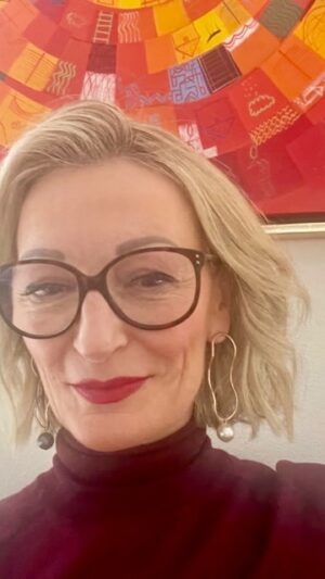 Monika Gruber Instagram - An die unabhängigen Faktenprüfer! 🤭

#kabarett #satire
