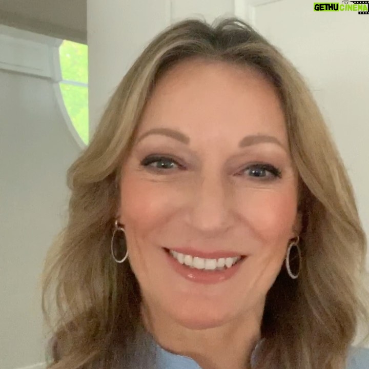 Monika Gruber Instagram - Alba Berlin trennt sich von seinen Cheerleaderinnen. Meine Meinung dazu... . . . #monikagruber #kabarett #satire #albaberlin #albadancers #berlin #cheerleading #basketball #sport #bayern #comedy #gruberin #cheerleader Erding, Germany