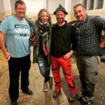 Monika Gruber Instagram - Gestern im Circus Krone: Erst bei den Burschen, die die wunderschönen Rösser für die Brauereigespanne auf der Wiesn betreuen. Dankschee für die Hoibe, Buam! Und dann beim großartigen @dieternuhr im neuen Programm. Wenn man sich täglich fragt, wo der gesunde Menschenverstand geblieben ist, dann findet man ihn bei DIETER NUHR! Tut einfach gut!👍🤗 . . . #circuskrone #wiesn #monikagruber #dieternuhr #kabarett #dieternuhrlive