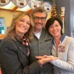 Monika Gruber Instagram - Mit Hans Jörg Bachmeier bei Conny Hellberg am Fischstandl auf der Wiesn: Denn a gscheide Fischsemmel (kuss- und kuschelsicher durch speziell eingelegte Zwiebeln) federt gscheid ab, saugt zamm und hoffentlich bringts aa die zündende Idee für einen Text, die ich heid dringend brauch. . . #werbung #monikagruber #hansjörgbachmeier #oktoberfest #wiesn #connyhellberg #fischhellberg #hellbergsfischbude #gruberin #kabarett #fischsemmel #münchen #theresienwiese #bayern Oktoberfest