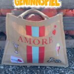 Monika Gruber Instagram – ‼️Gewinnspiel‼️Gewinnt diese tolle Amore-Tasche, indem Ihr folgende Frage richtig beantwortet: Wie viele Kürbisse passen in die Tasche? Kommentiert Eure Antwort unter diesem Video und mit etwas Glück gehört dieses schöne Accessoire bald Euch! 

Die Teilnahme ist nur innerhalb Deutschlands und Österreichs möglich, das Gewinnspiel läuft vom 15.10.2022 12 Uhr bis zum 16.10.2022 18 Uhr. Die Gewinnerin/der Gewinner wird per Zufallsprinzip ermittelt (Voraussetzung ist die richtige Antwort) und über Instagram-Direktnachricht benachrichtigt. Falls sich die Gewinnerin/der Gewinner nicht innerhalb von 48 Stunden meldet, wird erneut gelost.

Diese Verlosung steht in keiner Verbindung zu Instagram und wird in keiner Weise von Instagram gesponsert, unterstützt oder organisiert.

Gewinnspielveranstalter:
Moosi Marketing, Inhaberin Monika Gruber
c/o ECOVIS BLB Steuerberatungsgesellschaft mbH
Prielmayerstraße 2, 85435 Erding