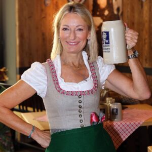Monika Gruber Instagram - 2. Training fürs Anzapfen in Lorenz und Christine Stiftls Volkssängerzelt „Schützenlisl“ am Samstag! Bis jetzt hob I mir no ned auf d‘Bratzn ghaut🙈

Foto: Robert Allmeier

#oktoberfest #wiesn #anzapfen #bierzelt #oidewiesn #schützenlisl #monikagruber