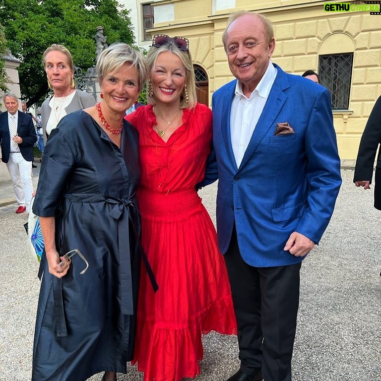 Monika Gruber Instagram - Mit herzlichem Dank an Ihre Durchlaucht, Fürstin Gloria von Thurn und Taxis, für den herrlichen Abend mit Verdis „Othello“ bei den Festspielen im zauberhaften Schloß Regensburg.
