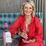 Monika Gruber Instagram - Alles, was Ihr über meinen neuen Bussi Bussi-Rosé wissen müsst. Freut Ihr Euch auch schon drauf? 😍 #monikagruber #rose #bussibussi #wein #rosewein #rosewine Erding, Germany
