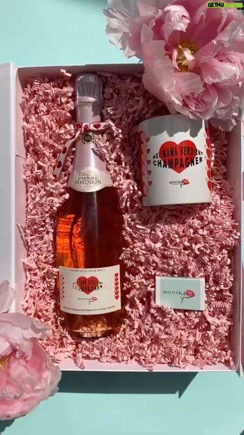 Monika Gruber Instagram - Ihr sucht noch das perfekte Geschenk für den Muttertag? Voilà! Link zum Shop in der Bio! https://monika-gruber.de/products/muttertags-box-mei-mama-verdient-champagner #monikagruber #muttertag #muttertagsgeschenk #champagner #champagne #geschenkideen #geschenkinspo Munich, Germany