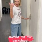 Monika Gruber Instagram - Was ich vor einem Auftritt so mache? Das seht Ihr hier! 😄 #monikagruber #kabarett #ohneworte #comedy #backstage #vlog #behindthescenes #circuskrone #münchen #bayern #gruberin #dayinthelife Circus Krone