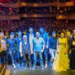 Monika Gruber Instagram - Es war ein wunderbarer Abend! Danke an alle, die da waren! #münchenhuift #ukraine #danke Foto: Jan Saurer @monacoshots Deutsches Theater München