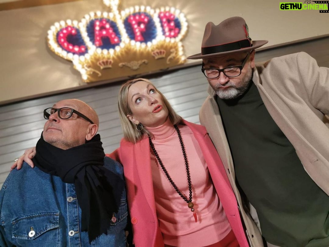 Monika Gruber Instagram - Heut nachmittag in meinem geliebten CIRCUS KRONE zum Interview mit München TV…dank an Alex Onken und Tiborrrr BozI! Ich steh auf Männer mit Brille…..grrrrrr! Circus Krone