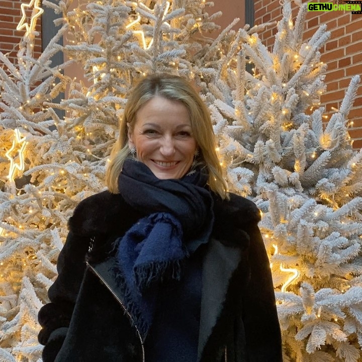 Monika Gruber Instagram - Frohe Weihnachten, meine Lieben! ❤️