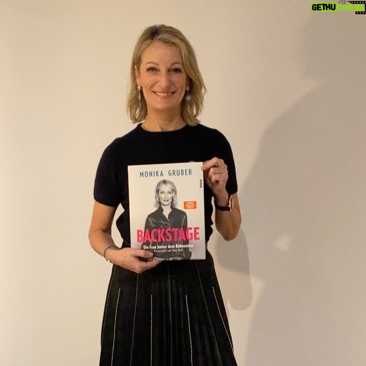 Monika Gruber Instagram - Wenn Ihr ein Buch mit Widmung möchtet, müsstet Ihr das bitte bis Sonntag (19.12.) auf monika-gruber.de bestellen. Und Obacht: Es ist kein Backbuch! 😜