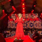 Monika Gruber Instagram - Am Freitag bei „Gabalier & Friends“ in Kitzbühel: Mega Publikum, Wahnsinns-Stimmung, tolle Musiker/Band/Backstage-Team und ein charmanter, bestens gelaunter, hochprofessioneller Gastgeber. Tausend Dank, lieber Andi, dass ich dabei sein durfte und für Deine Geduld mit meinem spärlichen Sangestalent! Es war der auspapierlte Wahnsinn und für jeden Bühnenkünstler eine Lehrstunde für Bühnenperformance. Danke auch dem unglaublich freundlichen Personal vom „Schwarzen Adler“: Ich komme garantiert wieder. Das ist eine Drohung!😘❤️ Kitzbühel, Austria