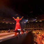 Monika Gruber Instagram - Am Freitag bei „Gabalier & Friends“ in Kitzbühel: Mega Publikum, Wahnsinns-Stimmung, tolle Musiker/Band/Backstage-Team und ein charmanter, bestens gelaunter, hochprofessioneller Gastgeber. Tausend Dank, lieber Andi, dass ich dabei sein durfte und für Deine Geduld mit meinem spärlichen Sangestalent! Es war der auspapierlte Wahnsinn und für jeden Bühnenkünstler eine Lehrstunde für Bühnenperformance. Danke auch dem unglaublich freundlichen Personal vom „Schwarzen Adler“: Ich komme garantiert wieder. Das ist eine Drohung!😘❤️ Kitzbühel, Austria