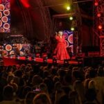 Monika Gruber Instagram – Am Freitag bei „Gabalier & Friends“ in Kitzbühel: Mega Publikum, Wahnsinns-Stimmung, tolle Musiker/Band/Backstage-Team und ein charmanter, bestens gelaunter, hochprofessioneller Gastgeber. Tausend Dank, lieber Andi, dass ich dabei sein durfte und für Deine Geduld mit meinem spärlichen Sangestalent! Es war der auspapierlte Wahnsinn und für jeden Bühnenkünstler eine Lehrstunde für Bühnenperformance. Danke auch dem unglaublich freundlichen Personal vom „Schwarzen Adler“: Ich komme garantiert wieder. Das ist eine Drohung!😘❤️ Kitzbühel, Austria