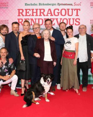 Monika Gruber Instagram - Am Montag war Premiere von „Rehragout-Rendezvous“. Danke an alle Kollegen sowie Produzentin Kerstin Schmidbauer und Constantin-Boss Oliver Berben! 

#eberhofer #eberhoferkrimi #ritafalk #monikagruber #rehragoutrendezvous