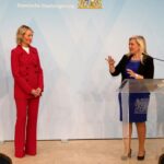 Monika Gruber Instagram – Ich habe heute Morgen von Frau Staatsministerin, Melanie Huml, zusammen mit sechs anderen Preisträgern die Medaille für besondere Verdienste um Bayern in Europa und in der Welt verliehen bekommen. Eine große Ehre! Dafür herzlichen Dank! (Ich hab kurz überlegt, ob man mich mit Monika Hohlmeier verwechselt hat, deshalb schnappte ich mir schnell die Medaille und bin einfach nur gerannt…..)😉
Bilder: Bayerische Staatskanzlei Munich, Germany