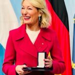 Monika Gruber Instagram – Ich habe heute Morgen von Frau Staatsministerin, Melanie Huml, zusammen mit sechs anderen Preisträgern die Medaille für besondere Verdienste um Bayern in Europa und in der Welt verliehen bekommen. Eine große Ehre! Dafür herzlichen Dank! (Ich hab kurz überlegt, ob man mich mit Monika Hohlmeier verwechselt hat, deshalb schnappte ich mir schnell die Medaille und bin einfach nur gerannt…..)😉
Bilder: Bayerische Staatskanzlei Munich, Germany