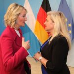 Monika Gruber Instagram – Ich habe heute Morgen von Frau Staatsministerin, Melanie Huml, zusammen mit sechs anderen Preisträgern die Medaille für besondere Verdienste um Bayern in Europa und in der Welt verliehen bekommen. Eine große Ehre! Dafür herzlichen Dank! (Ich hab kurz überlegt, ob man mich mit Monika Hohlmeier verwechselt hat, deshalb schnappte ich mir schnell die Medaille und bin einfach nur gerannt…..)😉
Bilder: Bayerische Staatskanzlei Munich, Germany