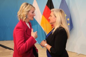 Monika Gruber Instagram - Ich habe heute Morgen von Frau Staatsministerin, Melanie Huml, zusammen mit sechs anderen Preisträgern die Medaille für besondere Verdienste um Bayern in Europa und in der Welt verliehen bekommen. Eine große Ehre! Dafür herzlichen Dank! (Ich hab kurz überlegt, ob man mich mit Monika Hohlmeier verwechselt hat, deshalb schnappte ich mir schnell die Medaille und bin einfach nur gerannt…..)😉
Bilder: Bayerische Staatskanzlei