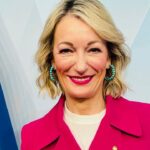 Monika Gruber Instagram – Ich habe heute Morgen von Frau Staatsministerin, Melanie Huml, zusammen mit sechs anderen Preisträgern die Medaille für besondere Verdienste um Bayern in Europa und in der Welt verliehen bekommen. Eine große Ehre! Dafür herzlichen Dank! (Ich hab kurz überlegt, ob man mich mit Monika Hohlmeier verwechselt hat, deshalb schnappte ich mir schnell die Medaille und bin einfach nur gerannt…..)😉
Bilder: Bayerische Staatskanzlei Munich, Germany
