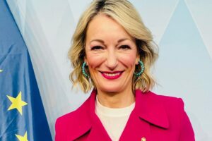 Monika Gruber Instagram - Ich habe heute Morgen von Frau Staatsministerin, Melanie Huml, zusammen mit sechs anderen Preisträgern die Medaille für besondere Verdienste um Bayern in Europa und in der Welt verliehen bekommen. Eine große Ehre! Dafür herzlichen Dank! (Ich hab kurz überlegt, ob man mich mit Monika Hohlmeier verwechselt hat, deshalb schnappte ich mir schnell die Medaille und bin einfach nur gerannt…..)😉
Bilder: Bayerische Staatskanzlei