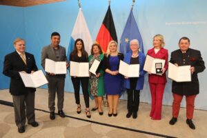 Monika Gruber Instagram - Ich habe heute Morgen von Frau Staatsministerin, Melanie Huml, zusammen mit sechs anderen Preisträgern die Medaille für besondere Verdienste um Bayern in Europa und in der Welt verliehen bekommen. Eine große Ehre! Dafür herzlichen Dank! (Ich hab kurz überlegt, ob man mich mit Monika Hohlmeier verwechselt hat, deshalb schnappte ich mir schnell die Medaille und bin einfach nur gerannt…..)😉
Bilder: Bayerische Staatskanzlei