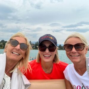 Monika Gruber Instagram - Mit meinen Zwillingsschwestern! ❤️