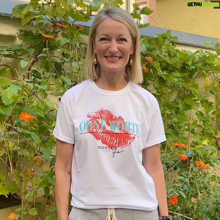 Monika Gruber Instagram - Ihr Lieben, in 3 Tagen startet meine neue Tour „Ohne Worte“. Wer ist dabei? ❤️ Munich, Germany