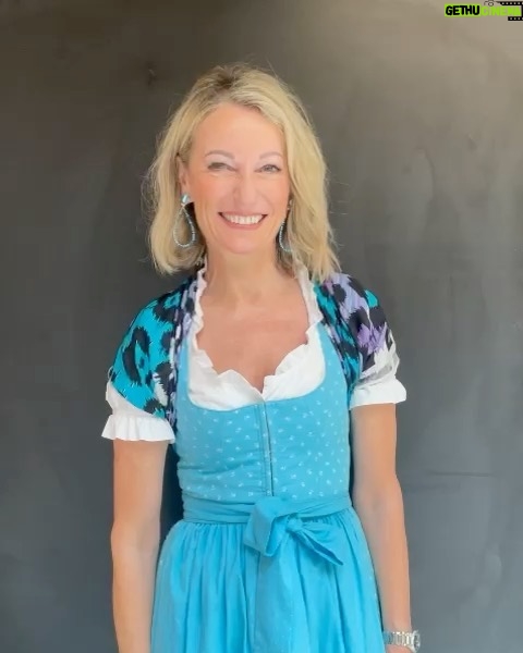 Monika Gruber Instagram - Der Vorverkauf für mein neues Programm „Ohne Worte“ hat gestern begonnen. Link zu den Terminen und Tickets in der Bio! 🤓❤️