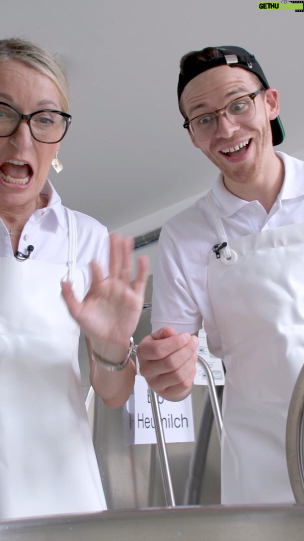 Monika Gruber Instagram - Die neue Folge von „Landwirtschaft & Kollegen“, dem YouTube-Format meines lieben Kollegen @martinfrank.comedy, ist jetzt online. Link in der Bio. Vui Spaß! 🤗